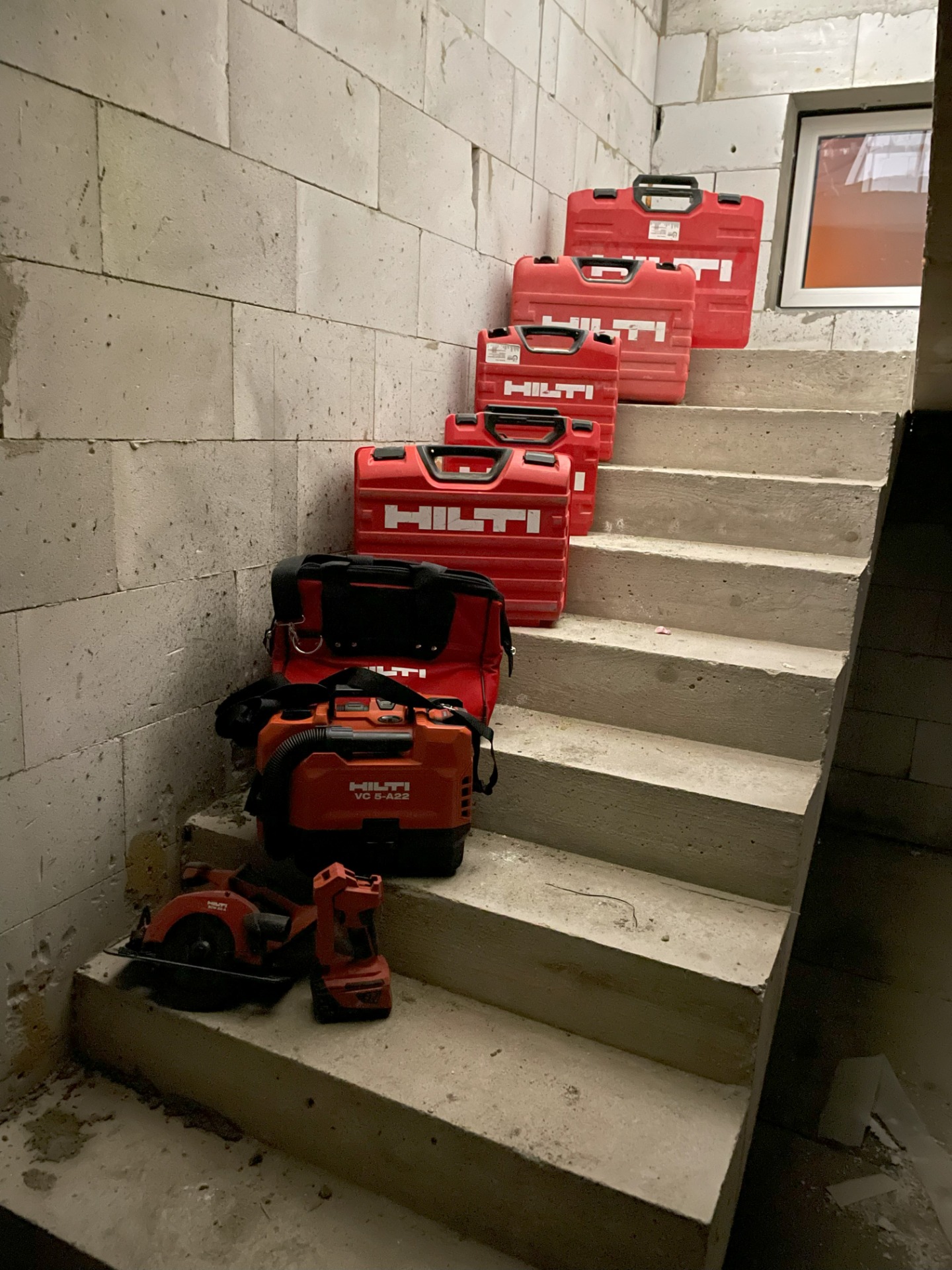 Kufry s firemní technikou Hilti